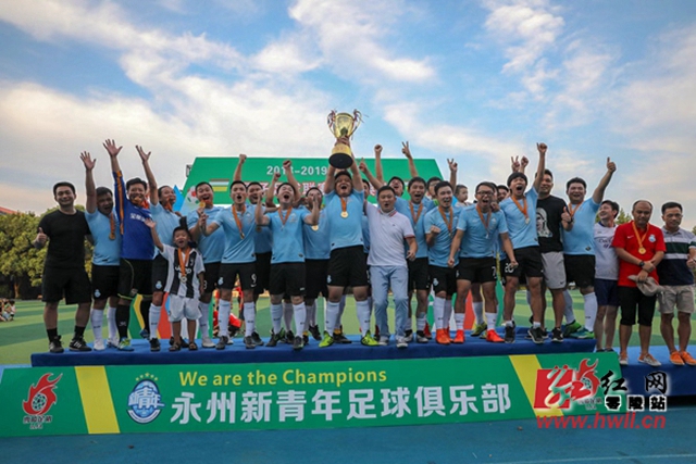 CBA官方：杨鸣进场质疑裁判被禁赛3场罚款3万